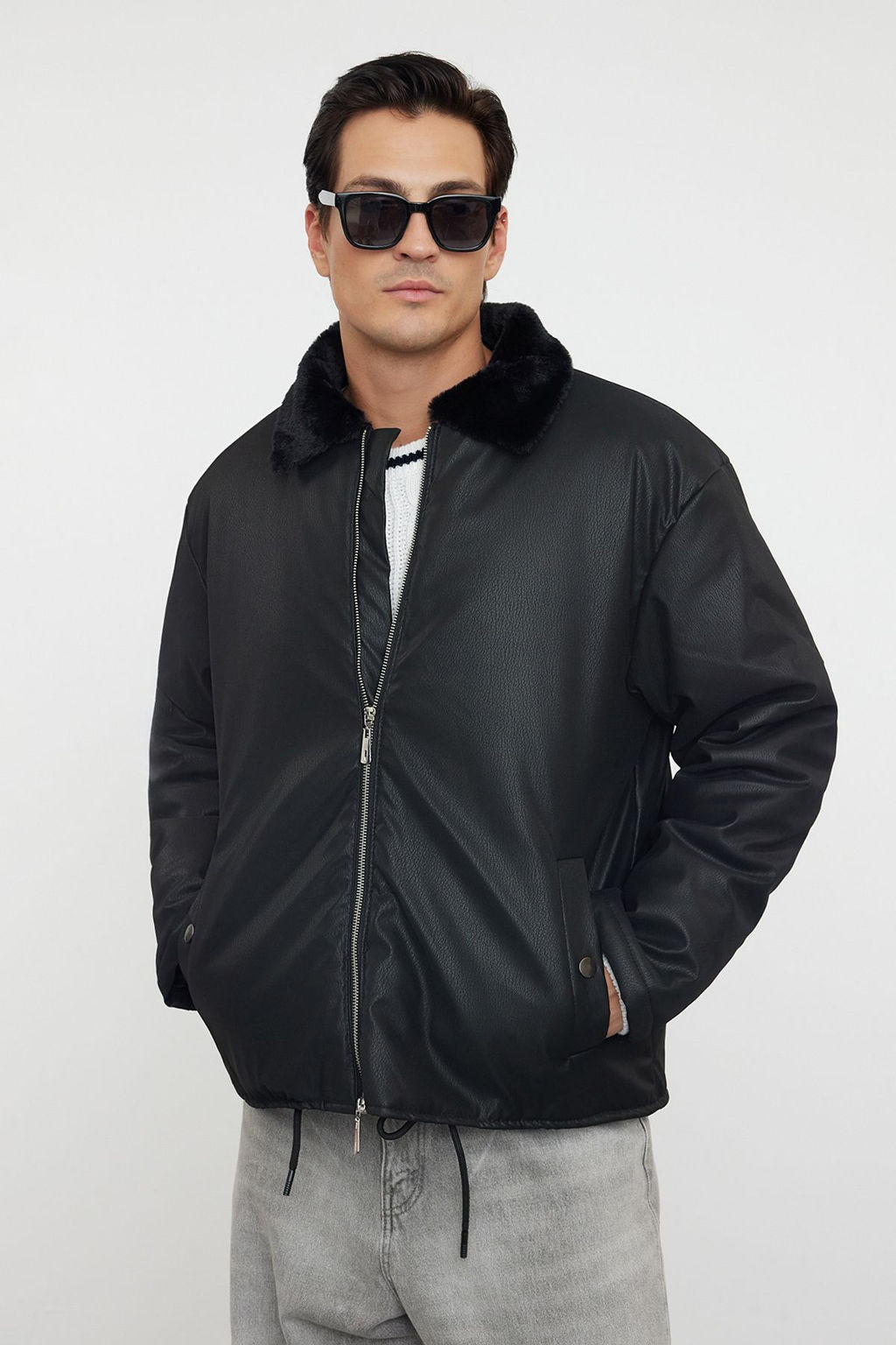 TRENDYOL MAN Siyah Regular Fit Kurk Yakal? K?sl?k Suni Deri Mont TMNAW25MO00020