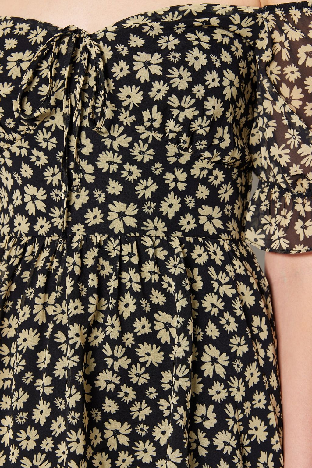 Siyah Cicekli Etegi Volanl? Skater/Belden Ac?lan Sifon Mini Astarl? Dokuma Elbise TWOSS22EL2772