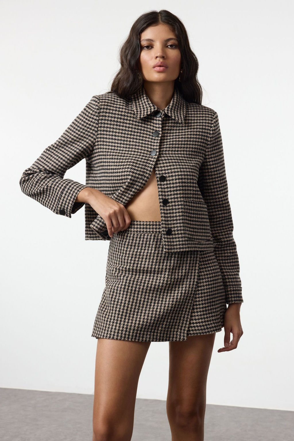 TRENDYOLMILLA Bej Kazayag? Desenli Dokuma Sort Etek TWOAW25SR00042
