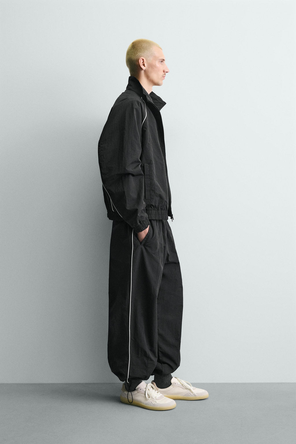 Куртка CHAQUETA Tecnica Contrastes черная