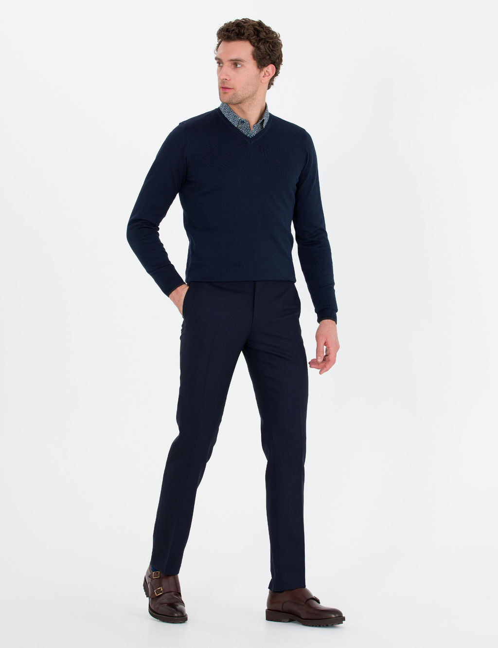 Тканевые брюки узкого кроя темно-синего цвета