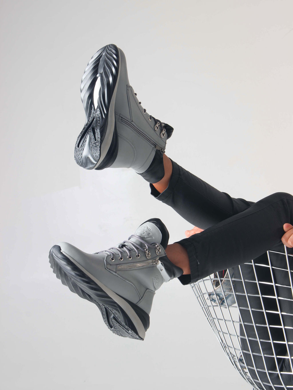 Ботинки 261.uno2bl. серый черный/Байка