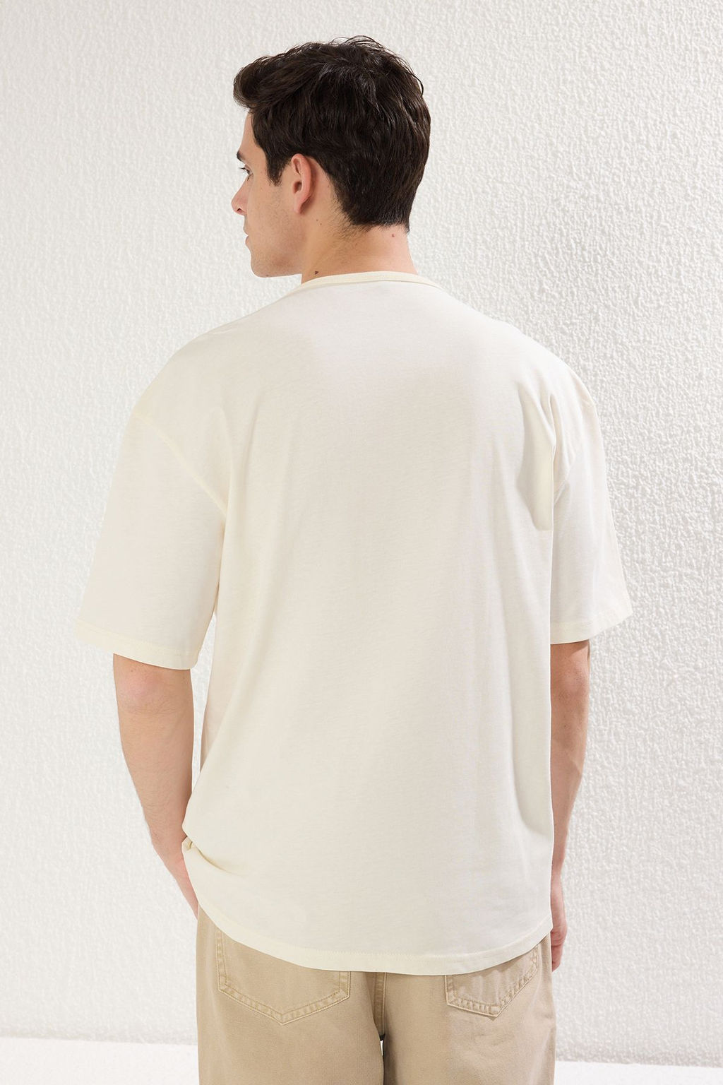 TRENDYOL MAN Ekru Unisex Oversize/Genis Kesim Kabar?k Istakoz Patchli K?sa Kol %100 Pamuk T-Shirt TMNSS25TS00029 - Trendyolmilla фото 2