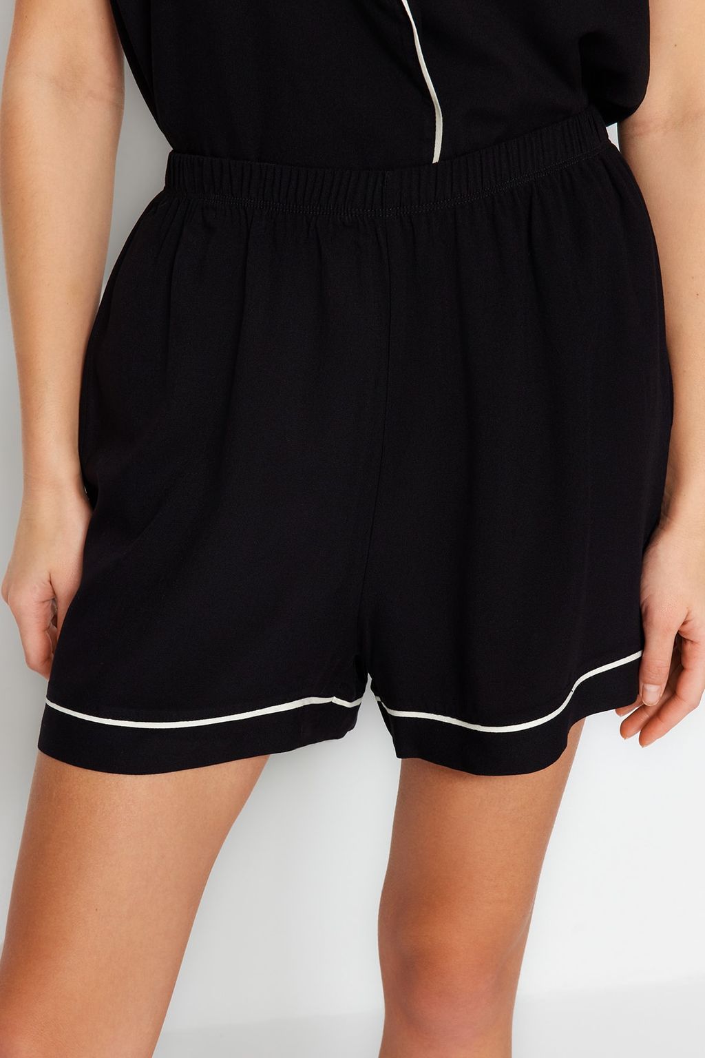 Trendyolmilla Siyah Kusakl? Biye Detayl? Viskon Sortlu Dokuma Pijama Tak?m? THMSS23PT00203  фото 15