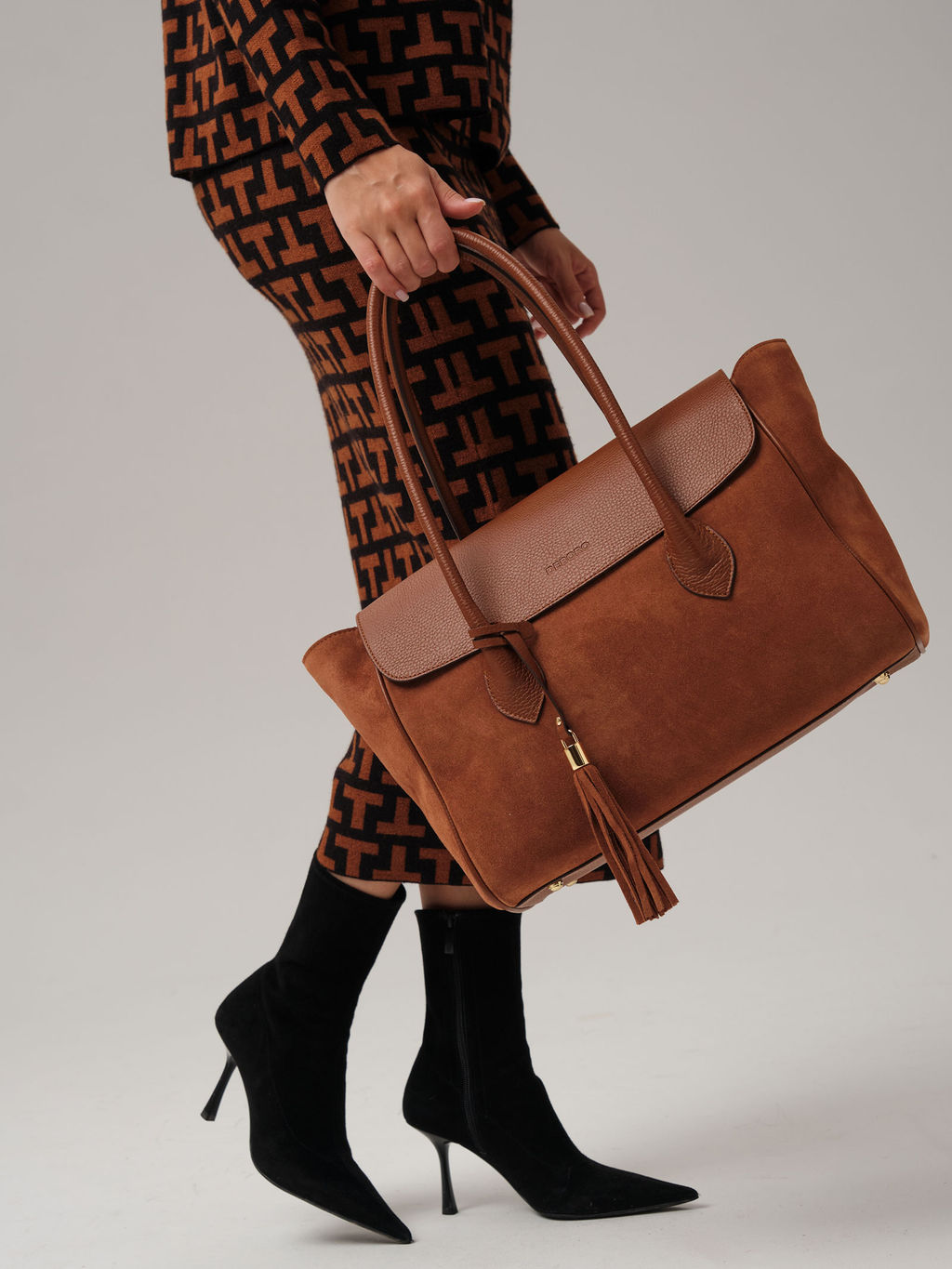 Замшевая сумка Deboro 31051 коричневый фундук