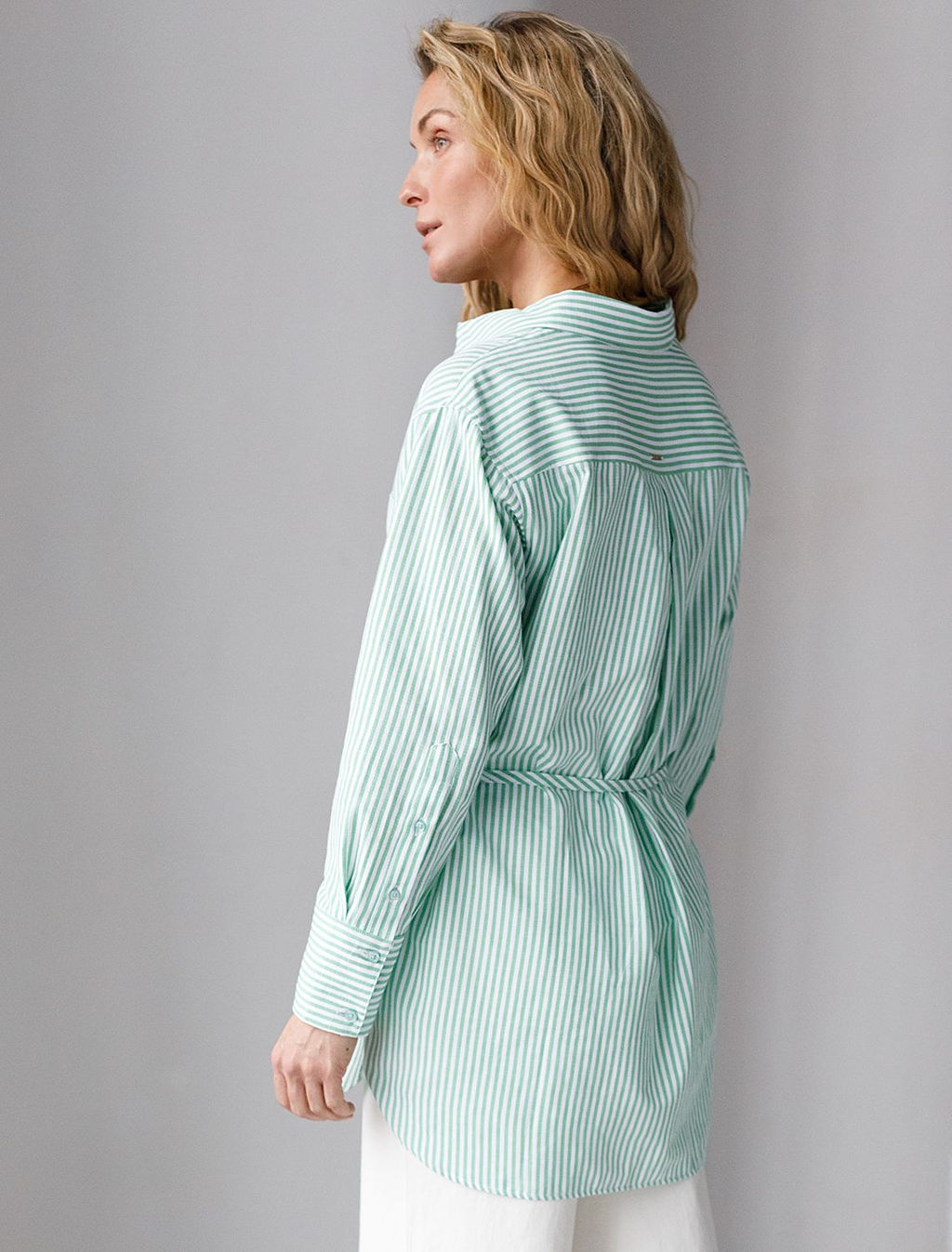 Удлиненная блузка с поясом в тонкую полоску из эластичного хлопка - Vilatte фото 3