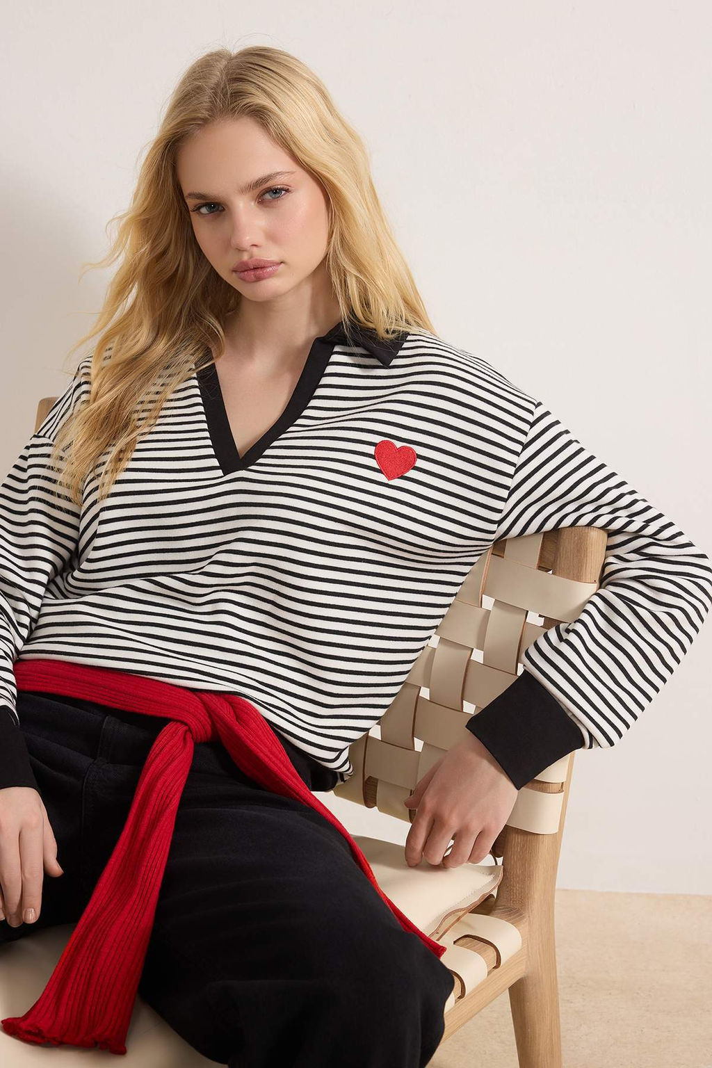 Siyah Cizgili Kalp Nak?sl? Oversize/Genis Kal?p Orme Sweatshirt TWOAW26SW00003 - Trendyolmilla фото 6