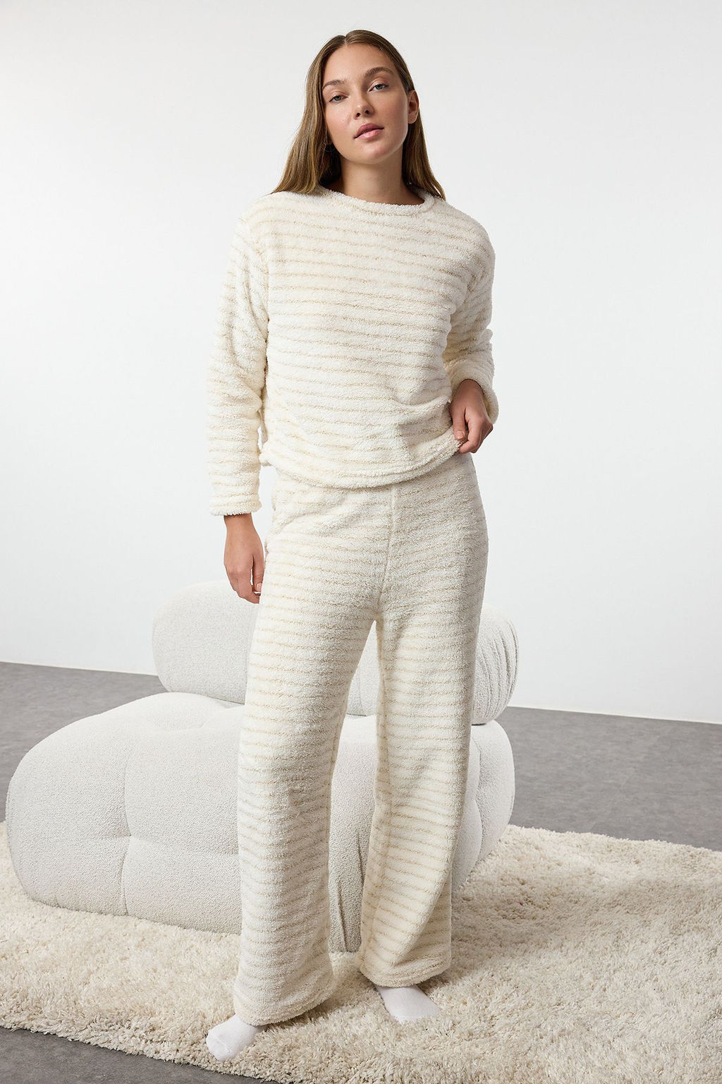 Trendyolmilla Ekru Cizgili Lurex Iplik Detayl? Wellsoft K?sl?k Orme Pijama Tak?m? THMAW25PT00070