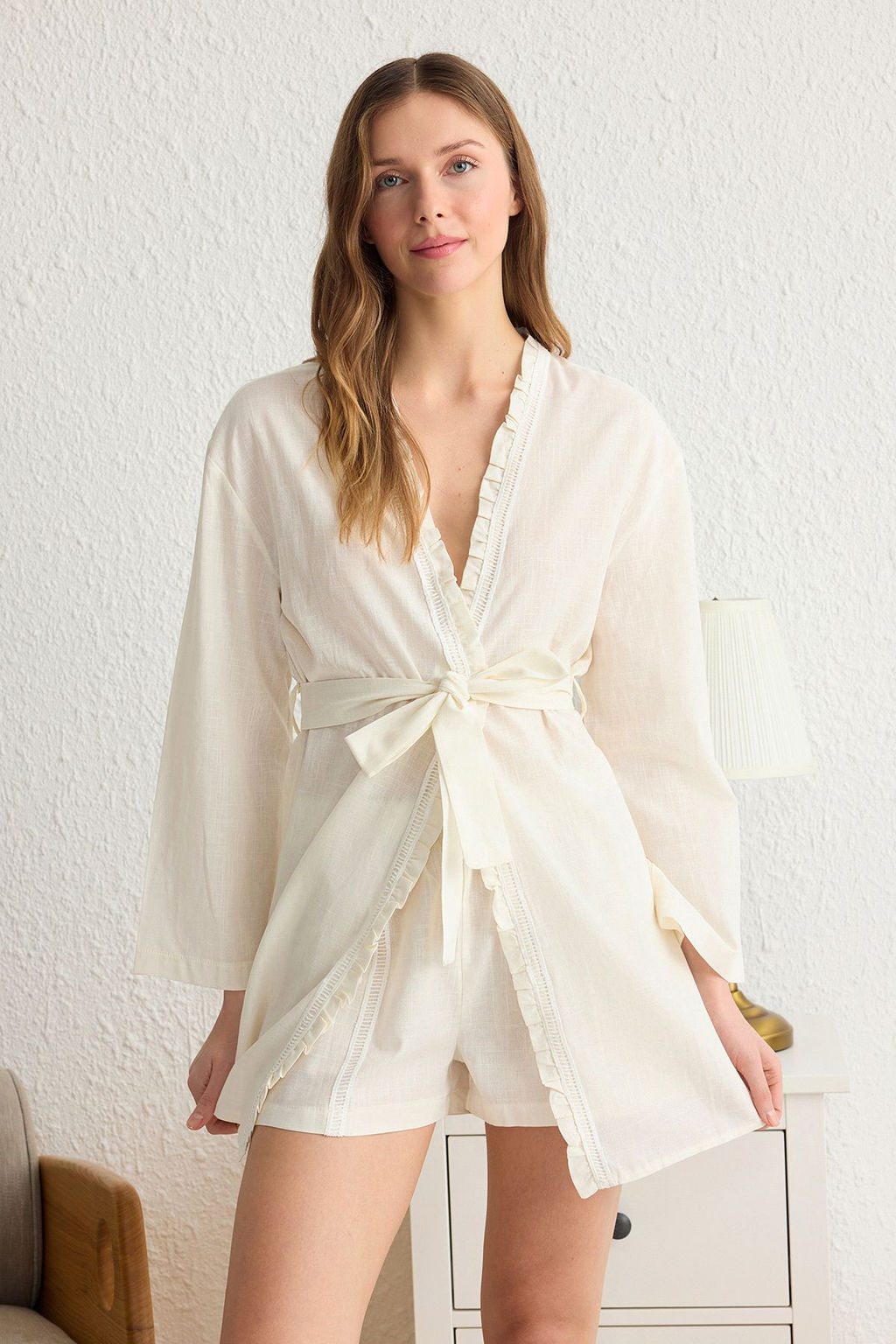 Trendyolmilla Ekru 3lu %100 Pamuklu F?rf?rl? ve Serit Aksesuarl? Sortlu Dokuma Pijama Tak?m? THMSS25PT00054 фото 4