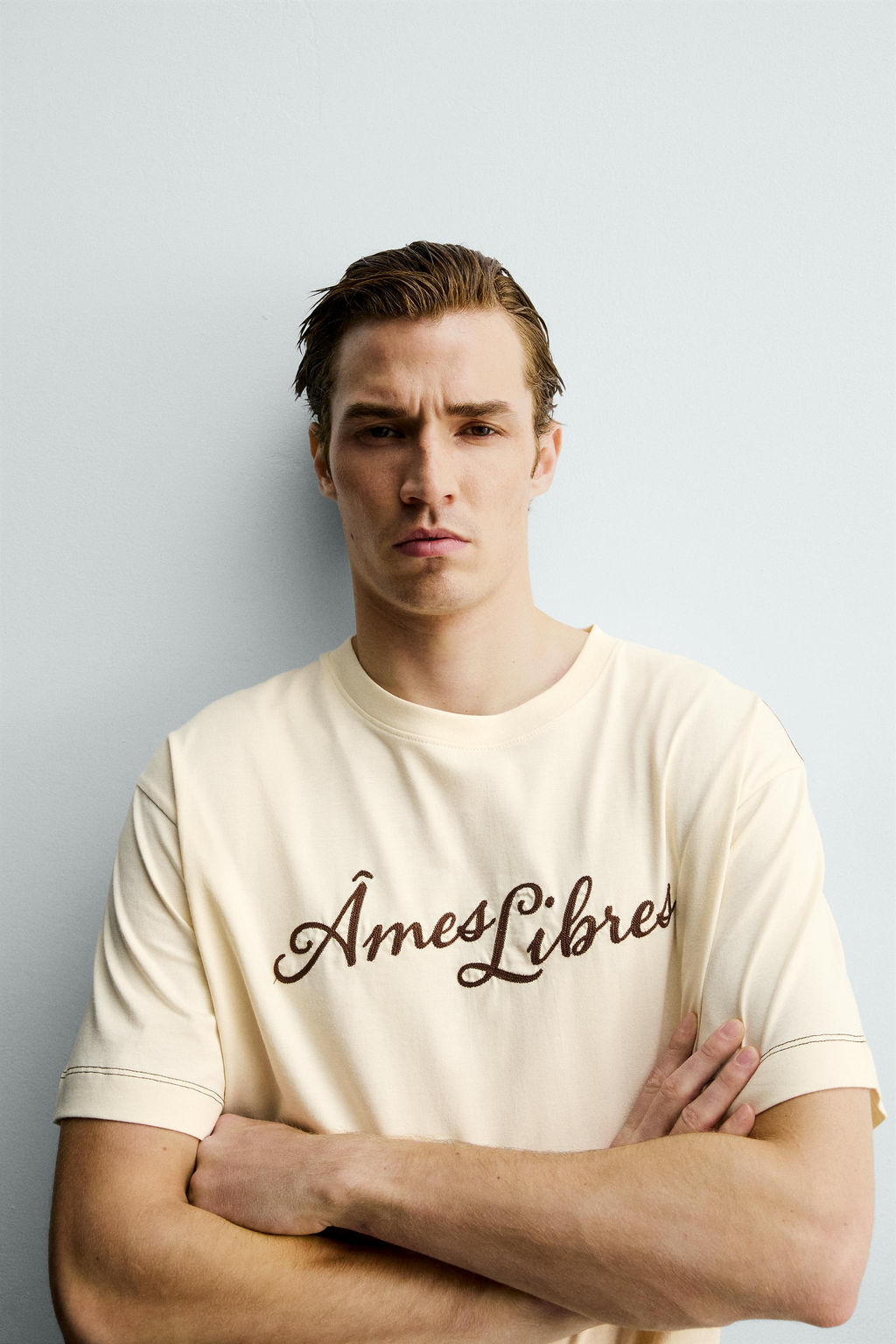 CAMISETA RELAXED FIT TEXTO BORDADO / Beige