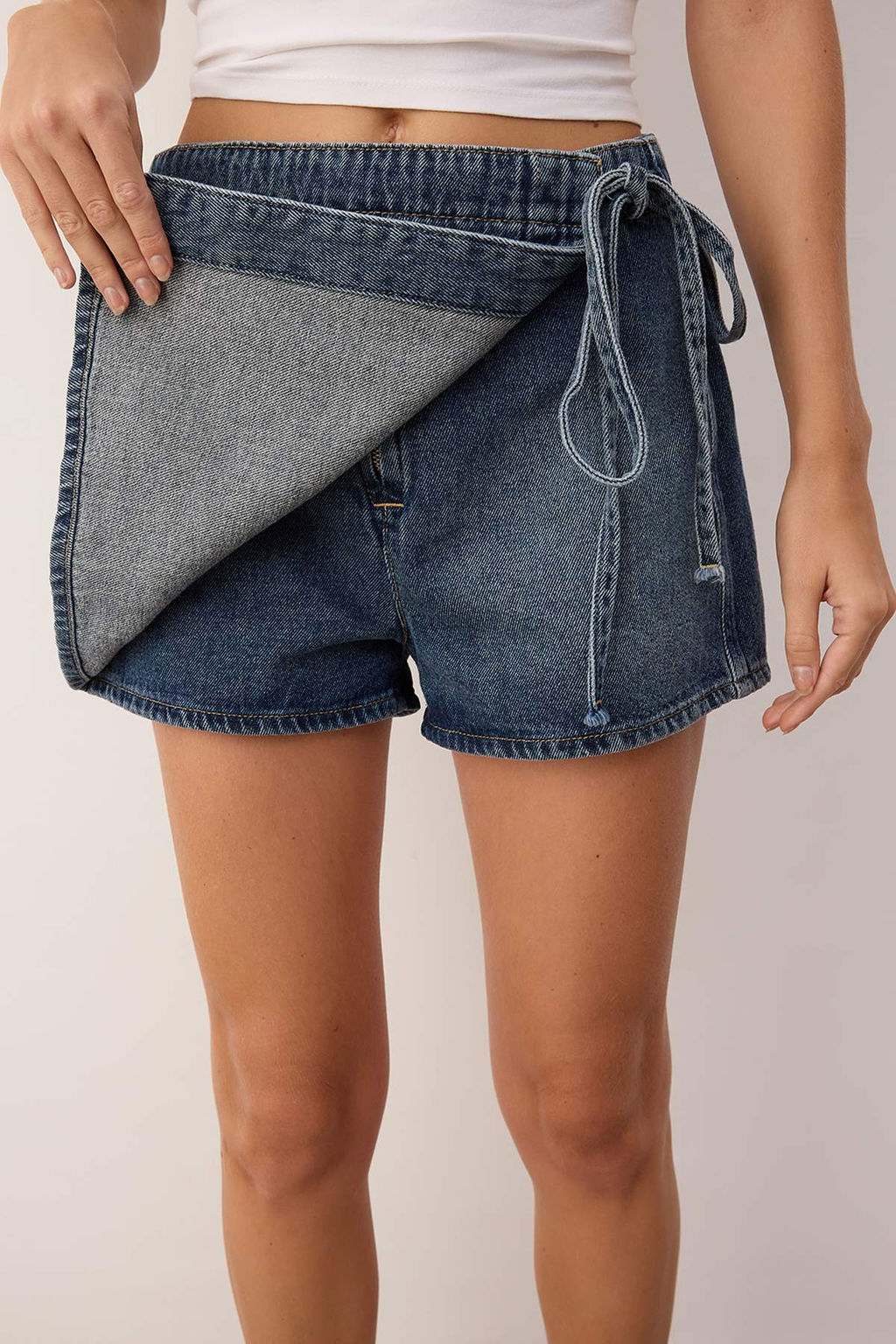 Trendyolmilla Mavi Kruvaze Baglama Detayl? Normal Bel Denim Sort Etek TWOSS25SR00182  фото 10