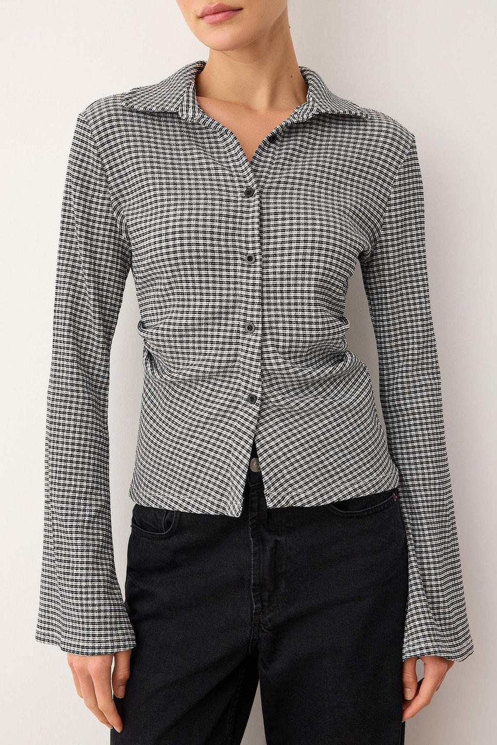 Siyah Poti Kare Fitted/vucuda Oturan Gomlek Yaka Esnek Orme Bluz TWOAW26BZ00257 - Trendyolmilla фото 3