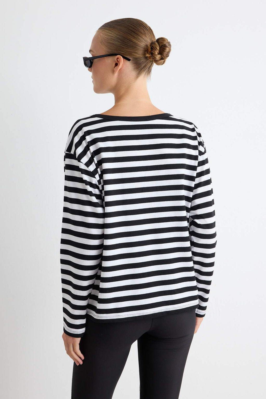 Siyah-Ekru _izgili Oversize/Geni_ Kesim D__meli Bisiklet Yaka Pamuklu _rme T-Shirt TWOAW27TS00026 - Trendyolmilla фото 4