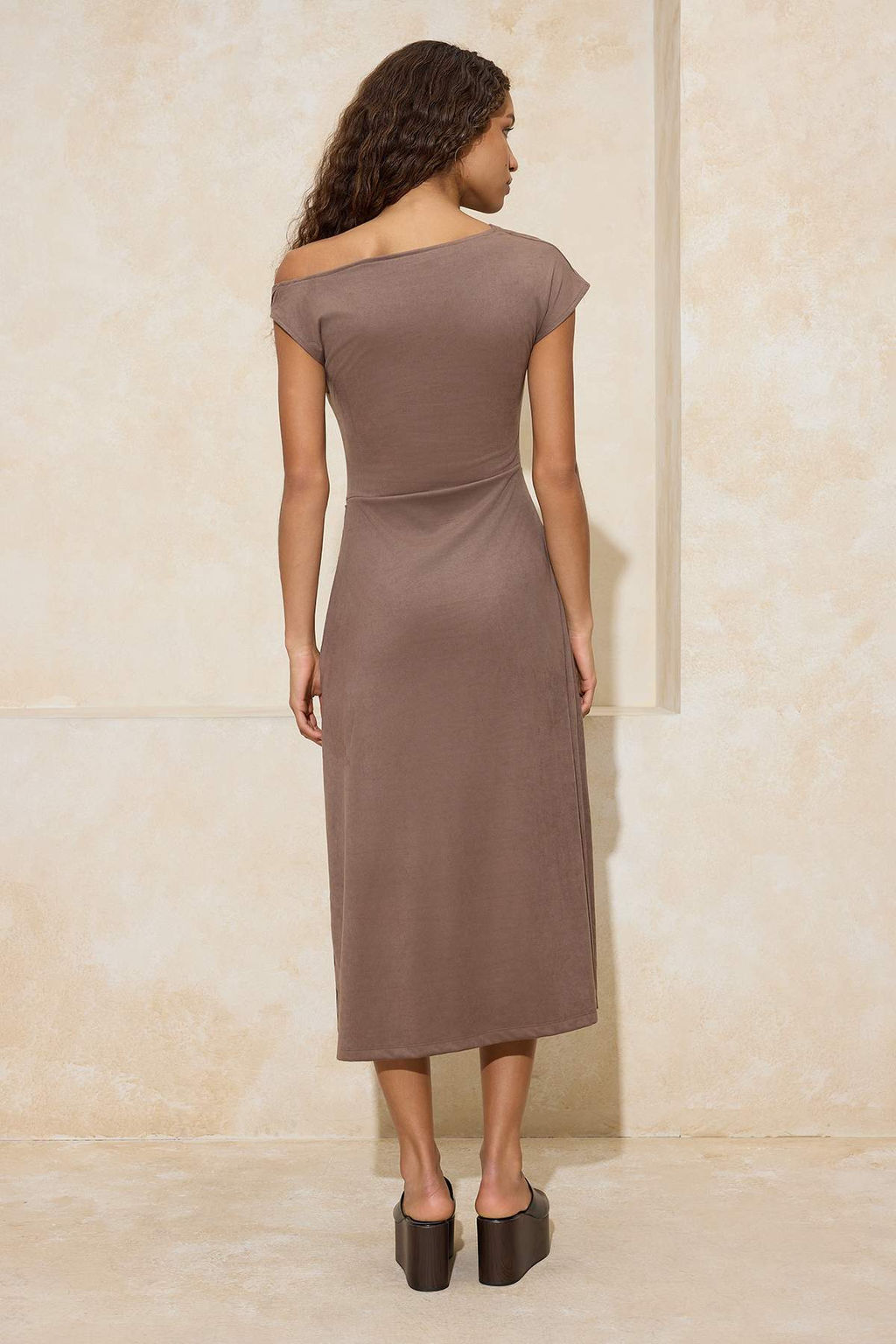 Kahverengi A-Kesim/Can Form Degaje Yaka Aksesuar Detayl? Midi Suet Orme Elbise TWOSS26EL00102