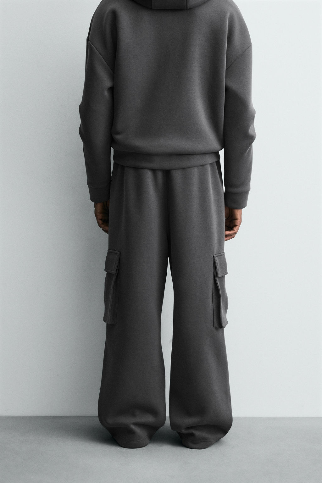 NEOPRENE-EFFECT PLEATED CARGO TROUSERS - Zara фото 3
