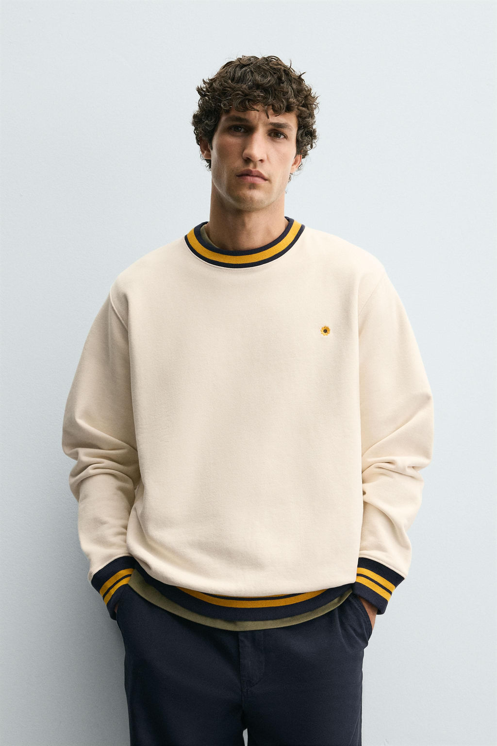 SWEATSHIRT WITH CONTRAST EMBROIDERY AND RIBBING - Zara фото 2