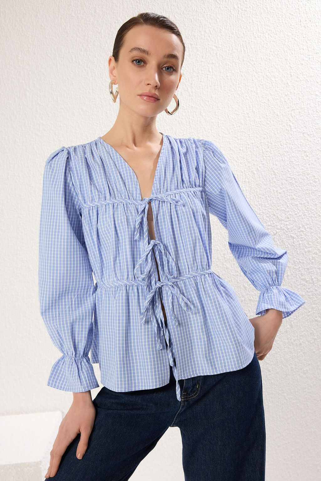 Trendyolmilla Mavi Kareli V Yaka Onu Baglama Detayl? Dokuma Bluz TWOSS25BZ00349