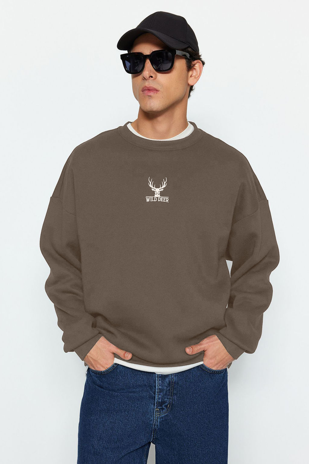 Koyu Kahverengi Oversize/Genis Kesim Bisiklet Yaka Uzun Kol Hayvan Nak?sl? Sweatshirt TMNAW24SW00169