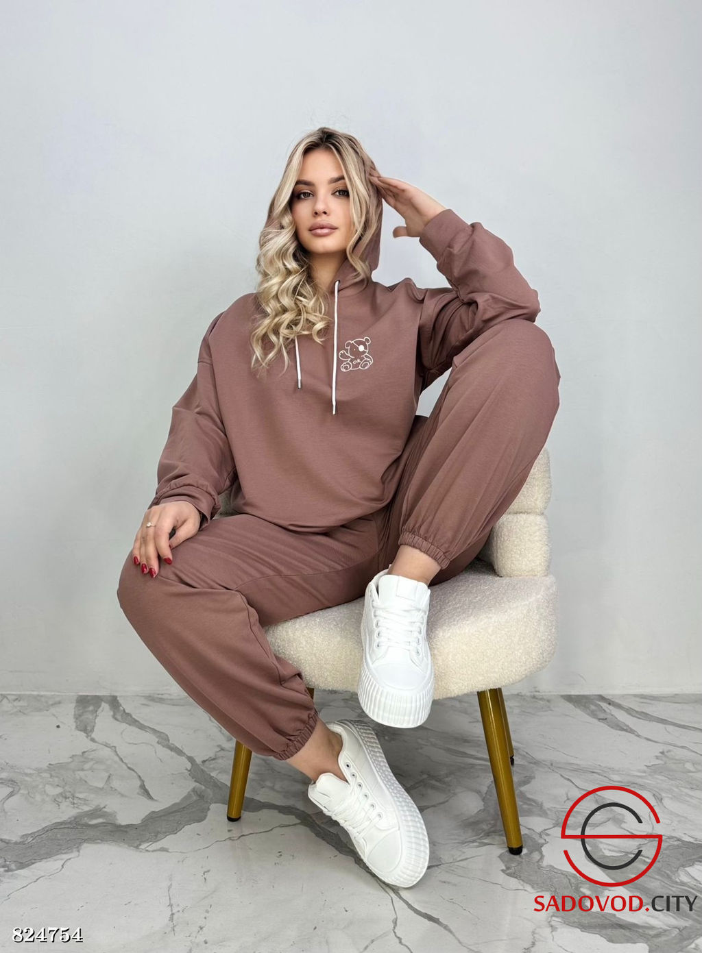 Спортивный женский костюм