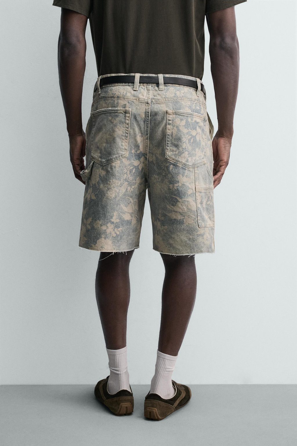 BERMUDA BOLSILLO CARPINTERO ESTAMPADO FLORAL / Estampado
