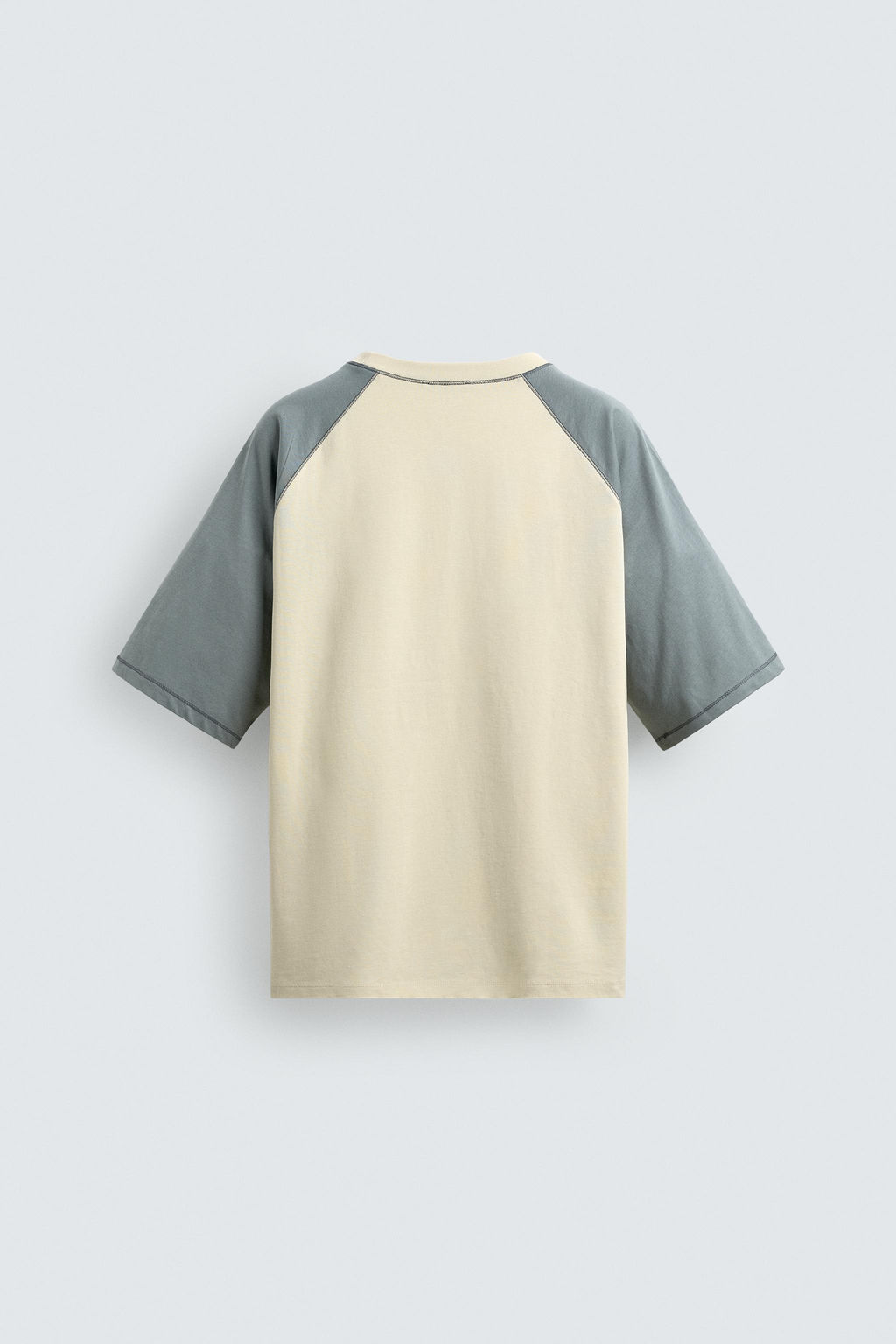CAMISETA COLOR BLOCK PARCHE COMBINADO / Crudo