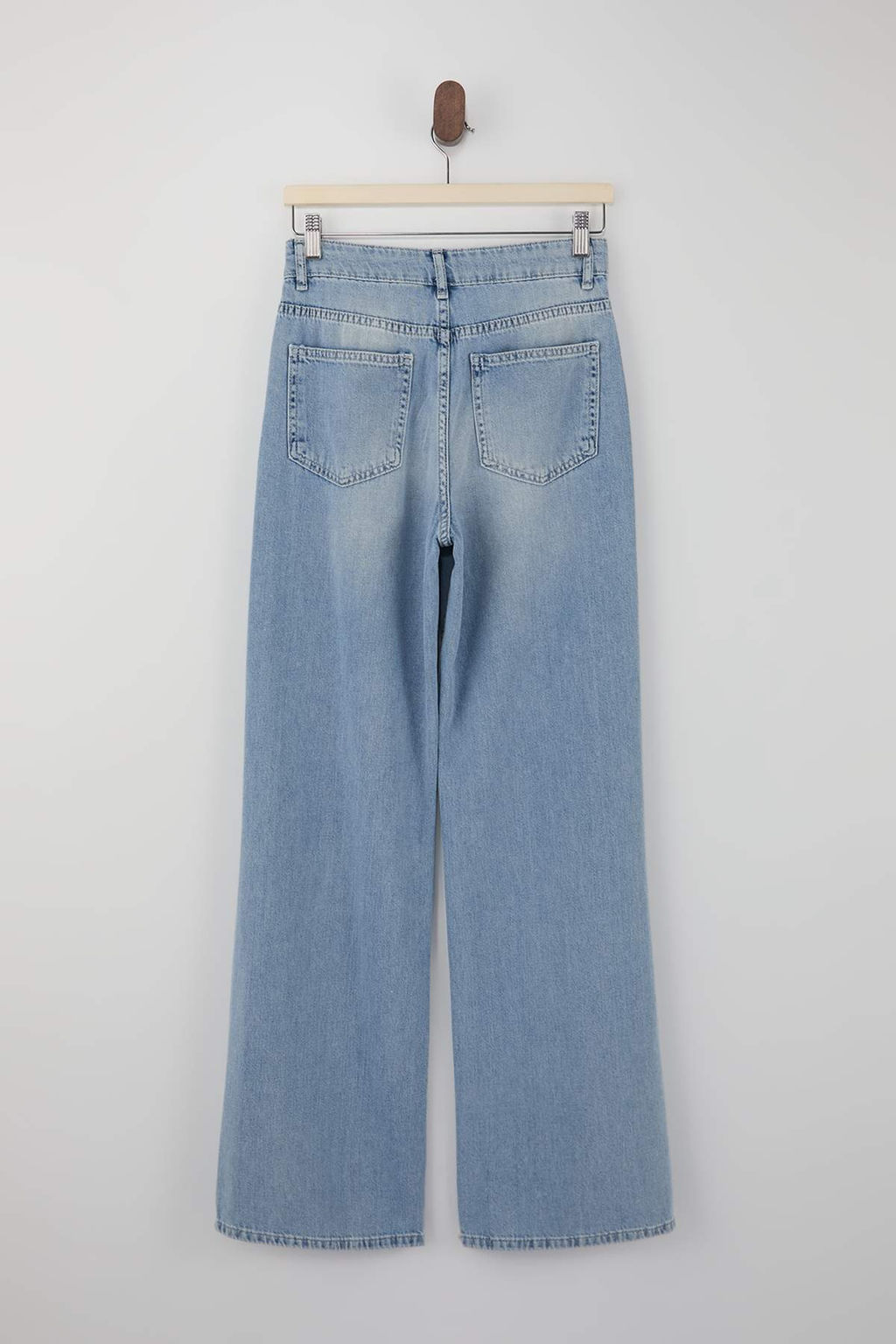 Trendyolmilla Wardrope Essentials Ac?k Mavi DOKUMLU Yuksek Bel Wide Leg Jeans TWOSS26JE00128