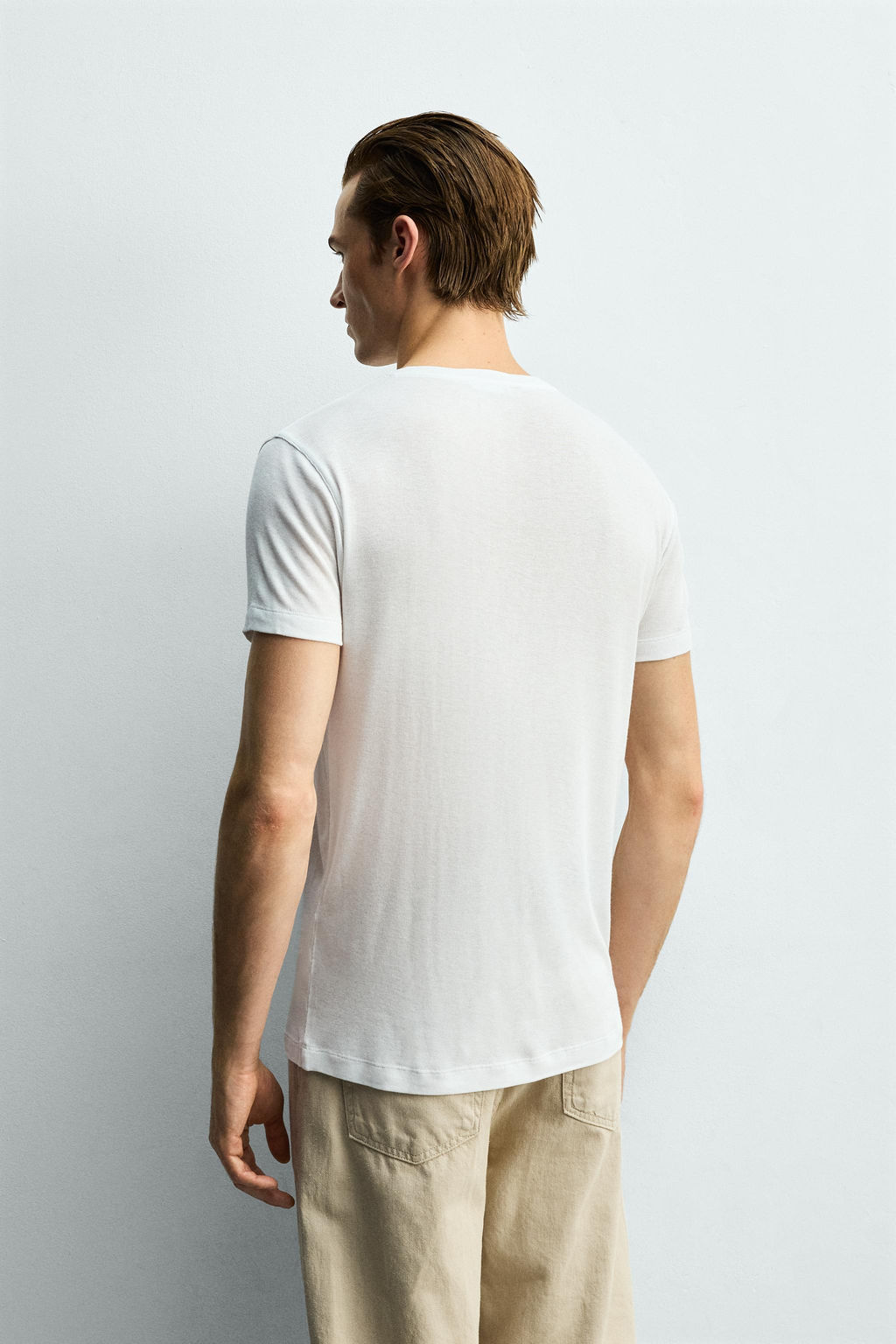 CAMISETA CUELLO PICO ESTRUCTURA VISCOSA / Blanco