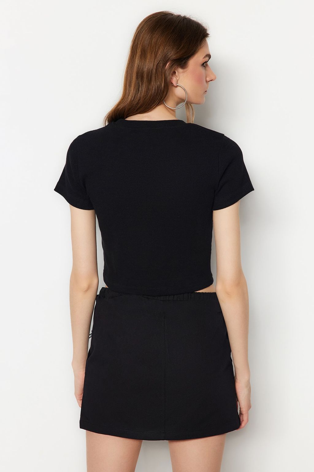 Trendyolmilla Beyaz Biye Detayl? Bisiklet Yaka Crop Fitilli Esnek Orme Bluz TWOAW21BZ0638 фото 18