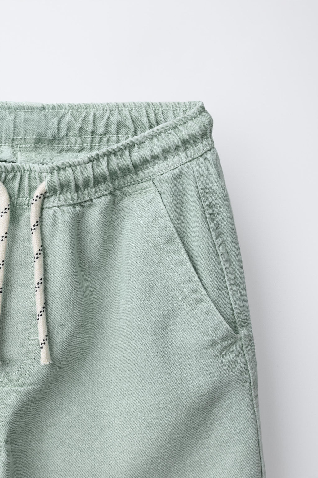 STRAIGHT FLOWING TWILL BERMUDA SHORTS
