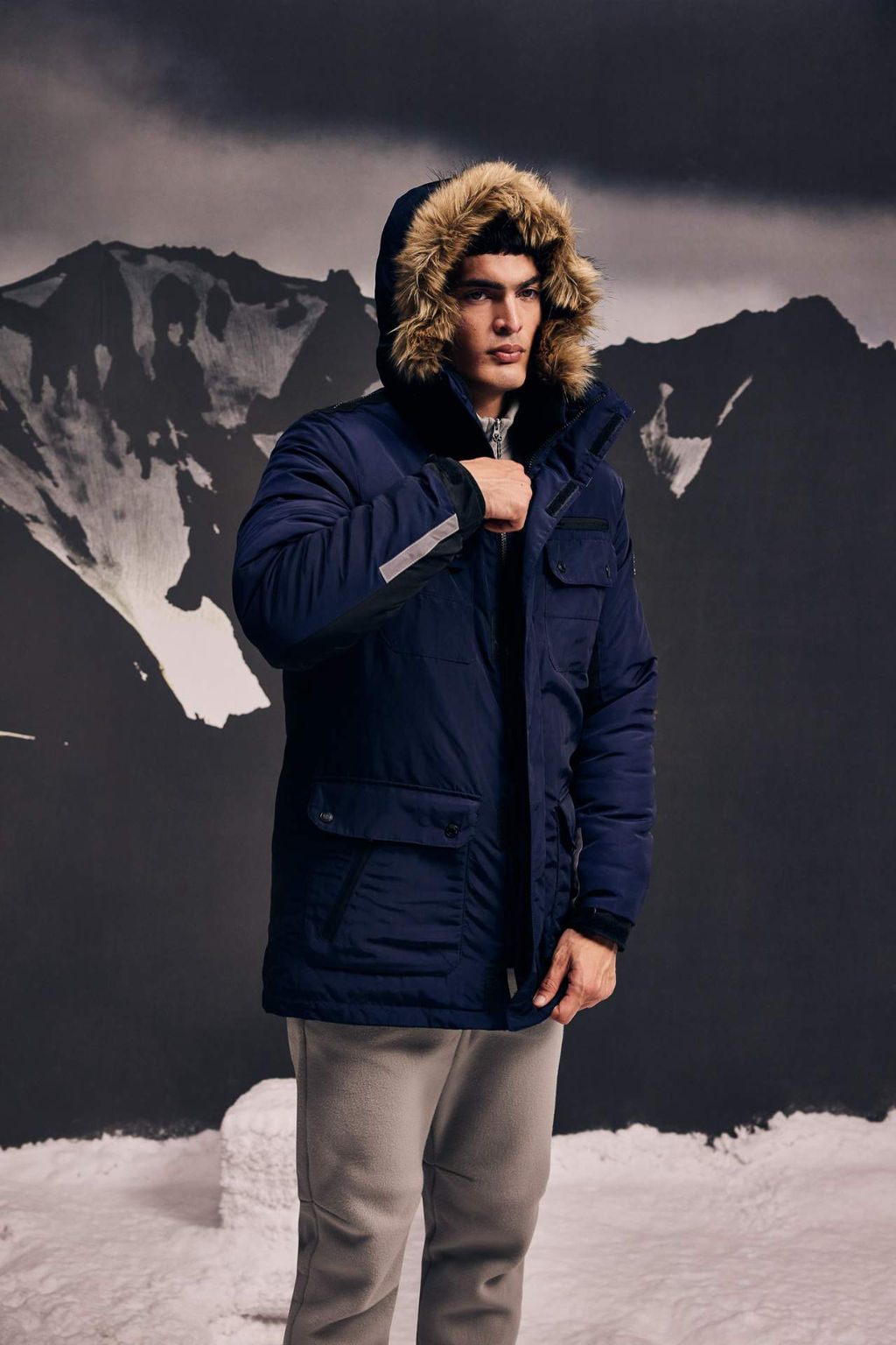 Su Itici Slim Fit Dar Kesim Kapusonlu Suni Kurklu Polar Astarl? Fermuarl? Cepli Mont Parka - Defacto фото 2