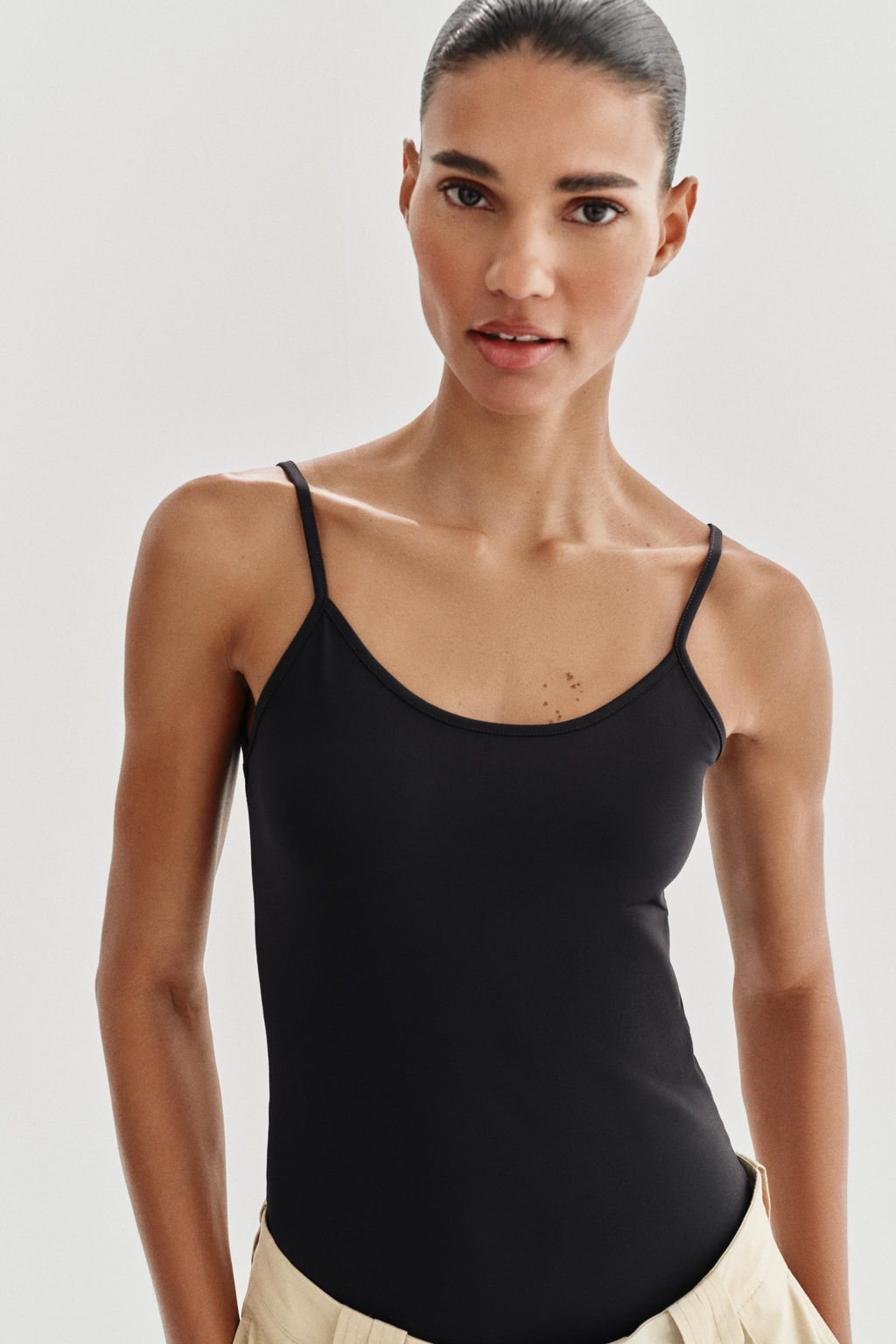 CAMISETA POLIAMIDA TIRANTE FINO / Negro - Zara фото 2