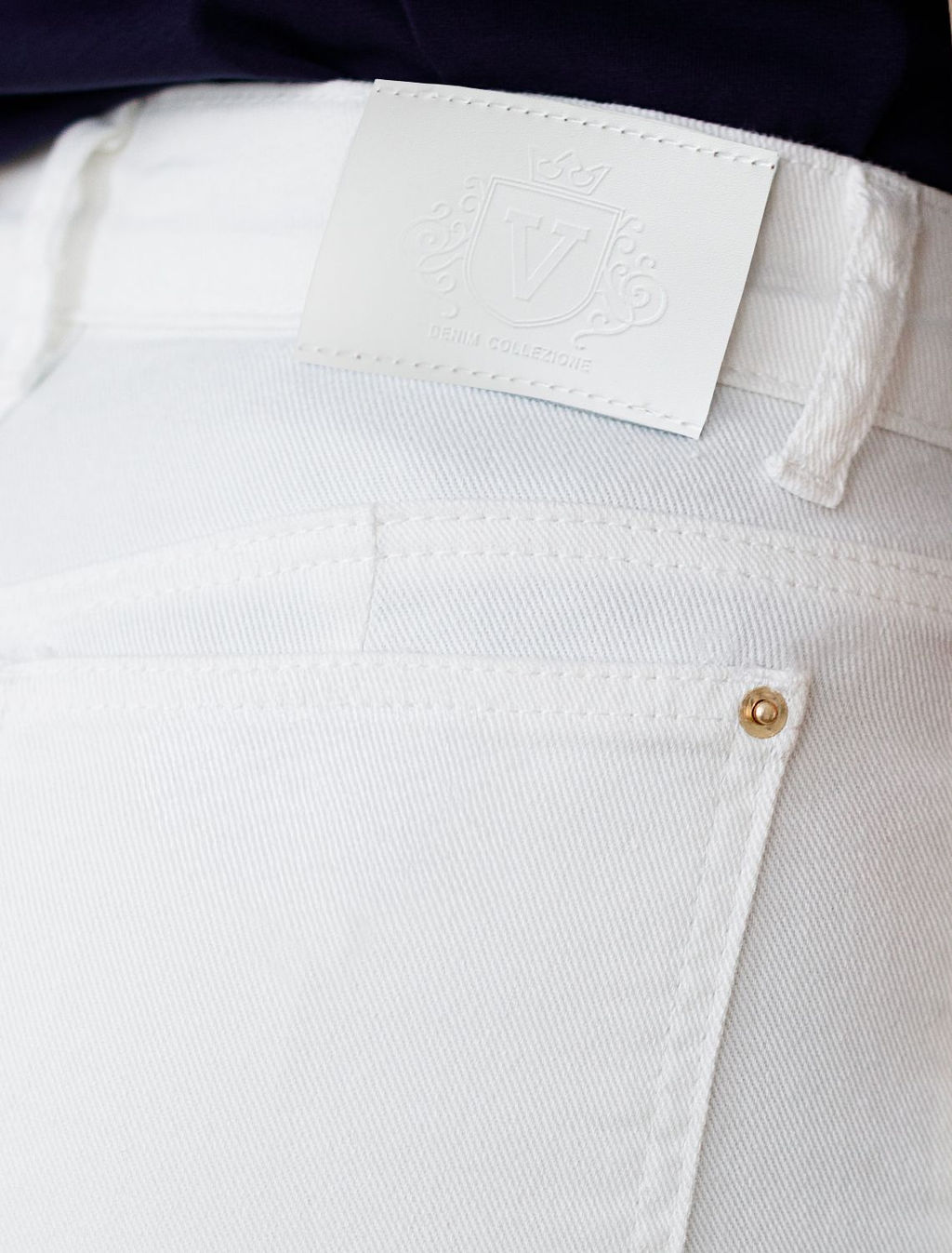 Джинсы клеш с прорезями и необработанным краем из эластичного денима средней плотности - Vilatte фото 3