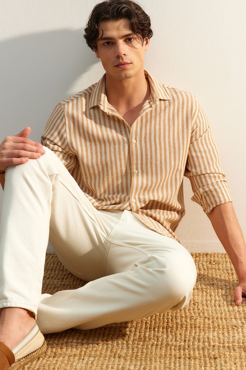 TRENDYOL MAN Premium Lacivert Regular Fit Cizgili Dokulu Keten Gorunumlu Gomlek TMNSS23GO00062
