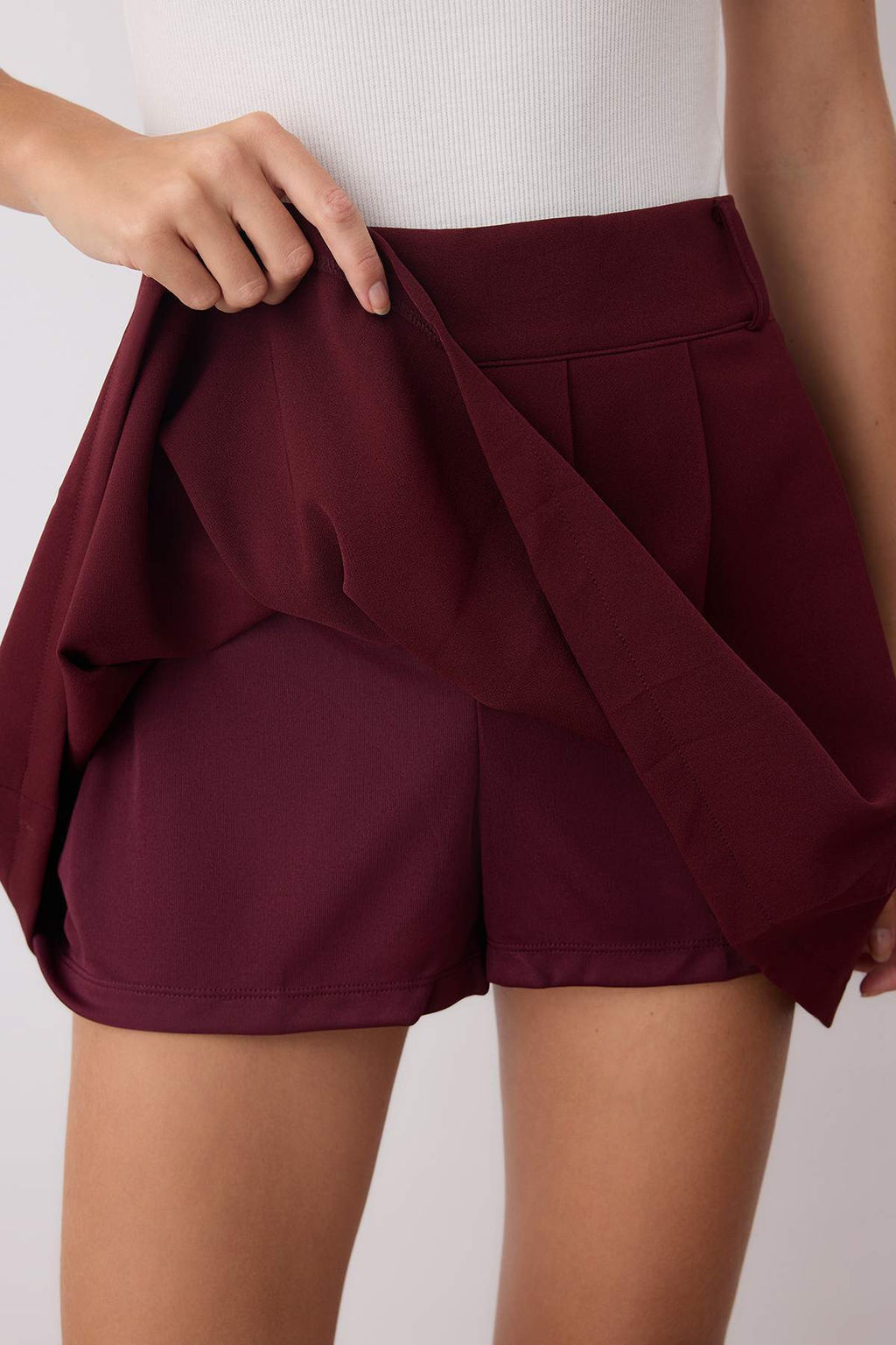 TRENDYOLMILLA Siyah Piliseli Orta Bel Super Mini Dokuma Etek Gorunumlu Sort TWOAW25SR00038  фото 3
