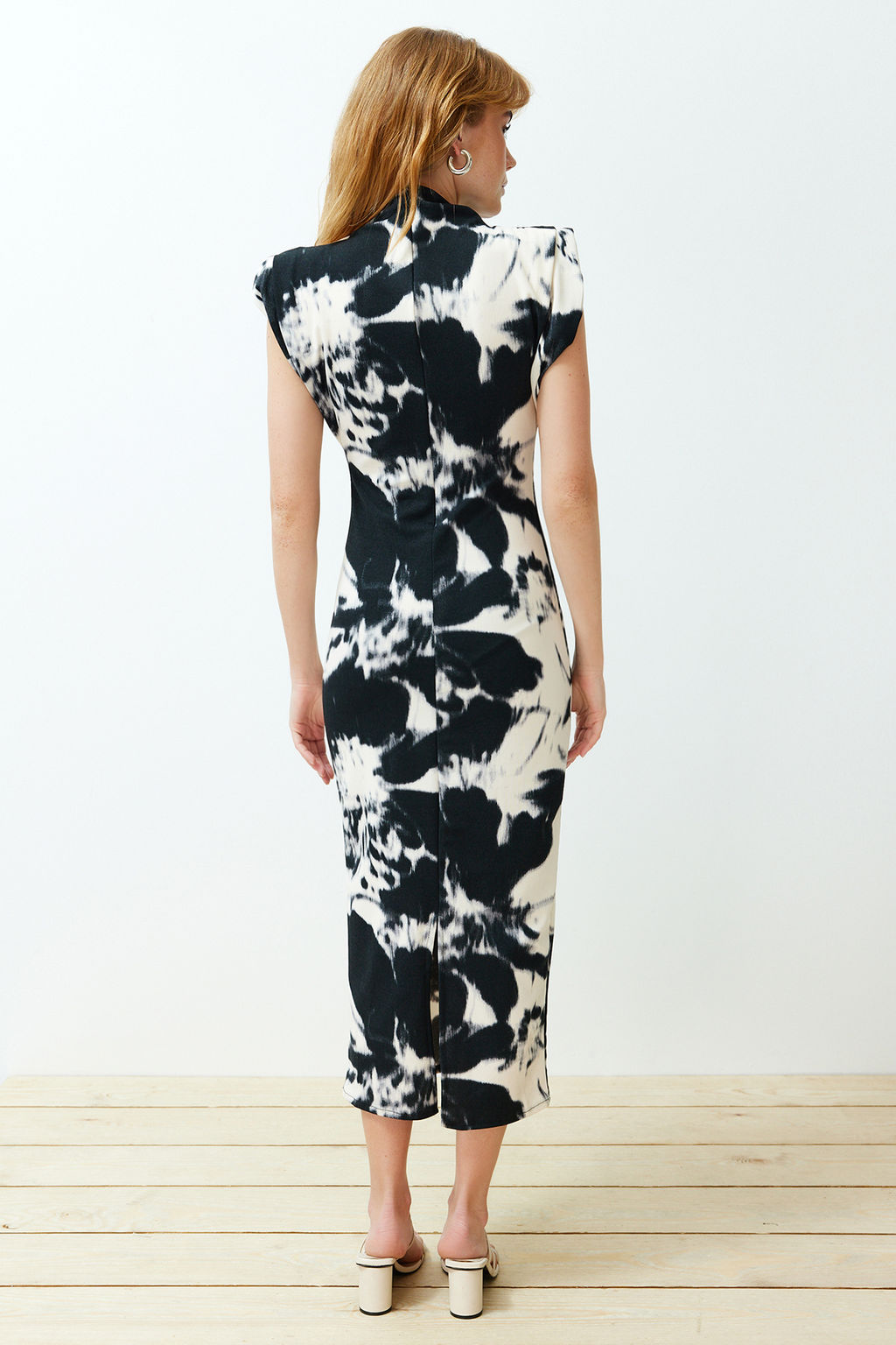 TRENDYOLMILLA Cok Renkli Cicekli Dik Yaka Vatkal? Bodycone/Vucuda Oturan Orme Maxi Kalem Elbise TWOSS24EL00841  фото 2