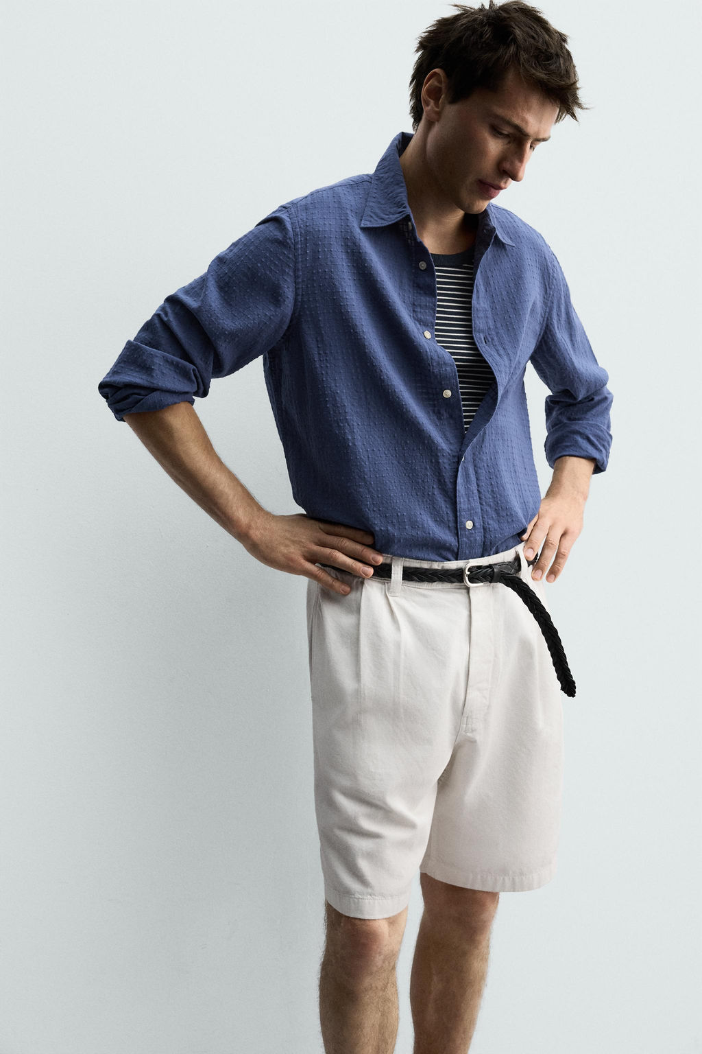 BERMUDA RELAXED FIT PLIEGUES / Crudo