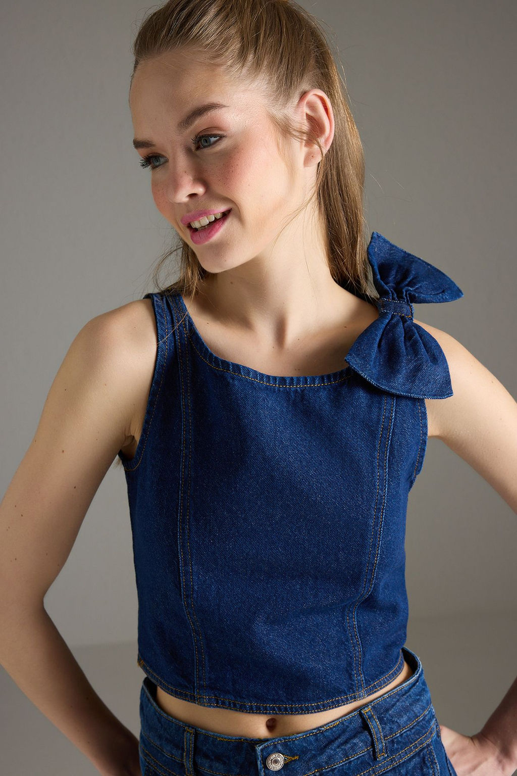 Trendyolmilla Koyu Mavi Kurdele/Fiyonk Detayl? Crop Denim Bluz TWOSS25BZ00476