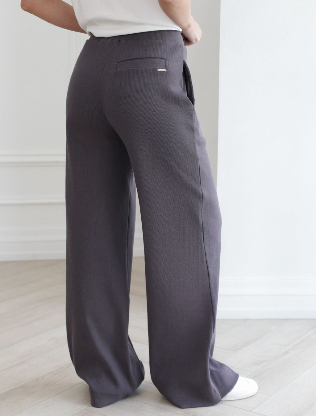 Легкие брюки из плотного трикотажа в мелкий рубчик - Vilatte фото 3
