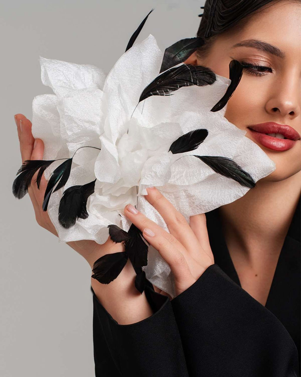 Премиальная Брошь с проволокой в шелковых лепестках и перышками