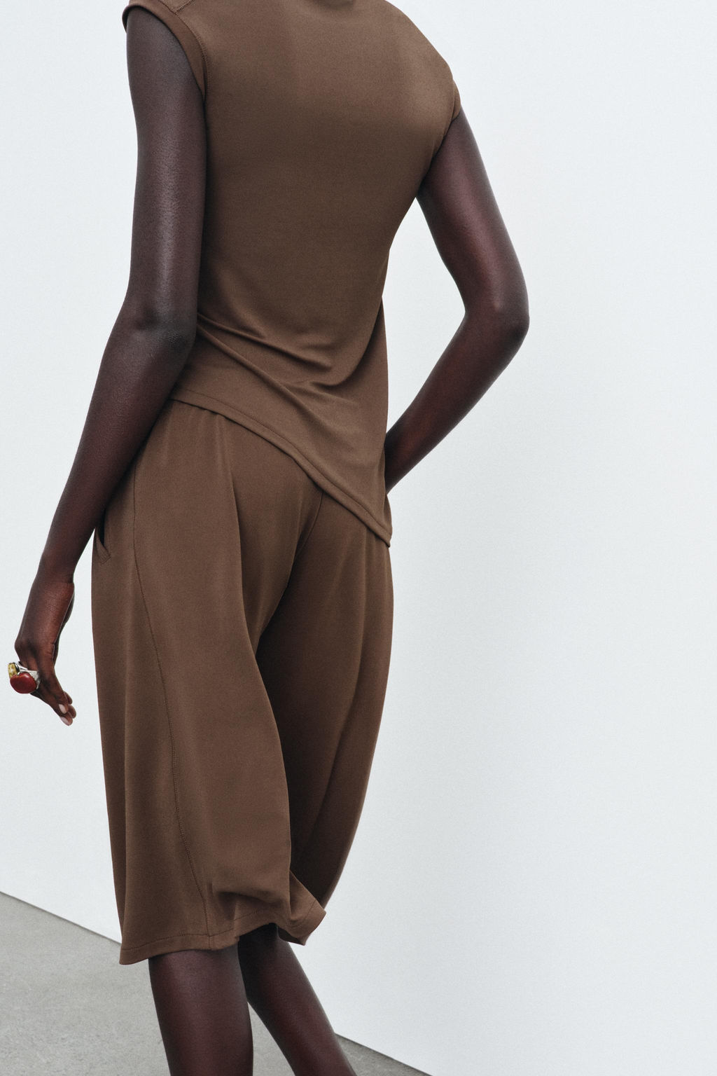 ASYMMETRIC SLEEVELESS T-SHIRT - Zara фото 3