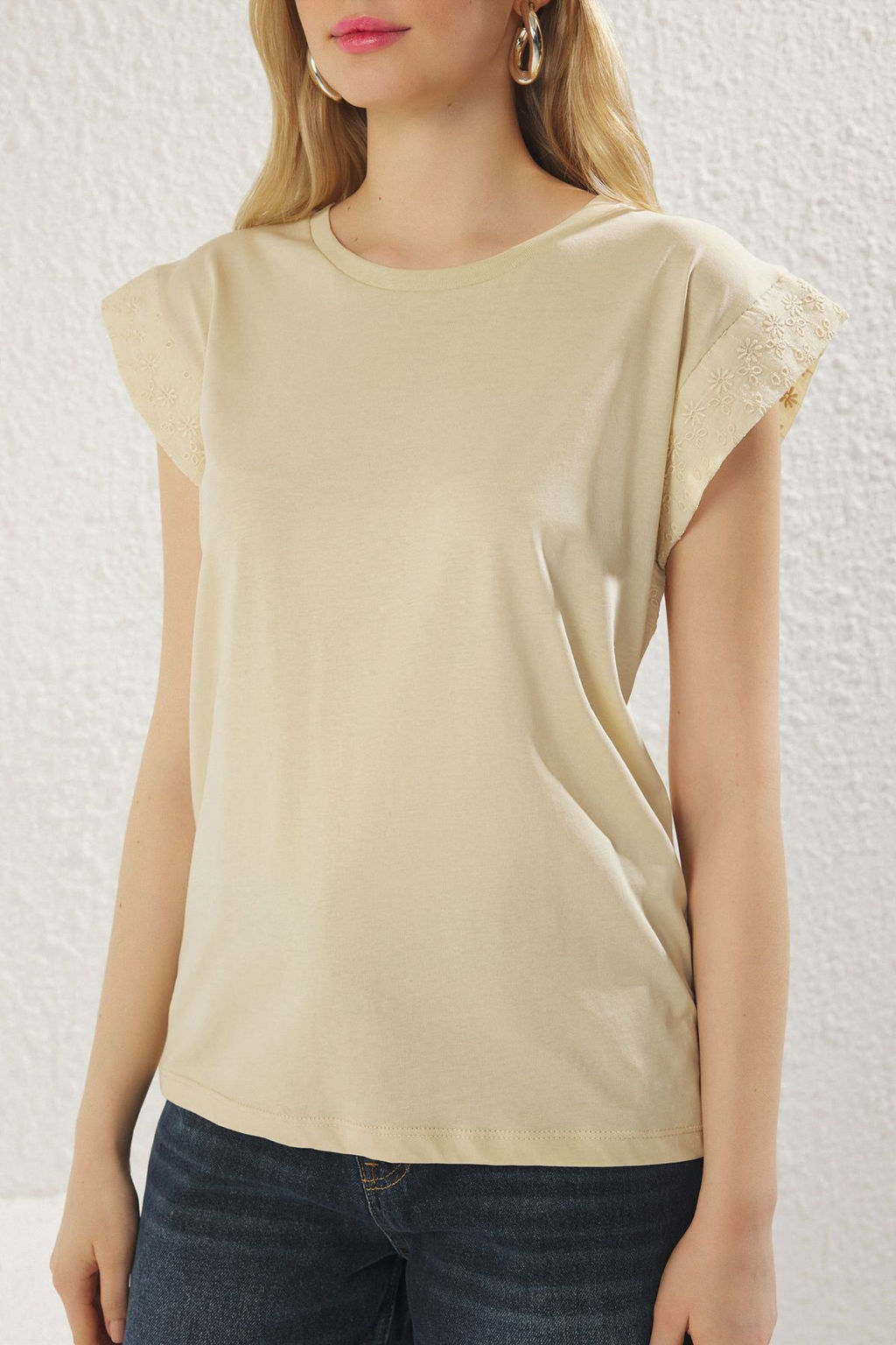 Tas Brode Kol Detayl? %100 Pamuk Vatka Gorunumlu Basic Bisiklet Yaka Orme T-Shirt TWOSS20TS0021