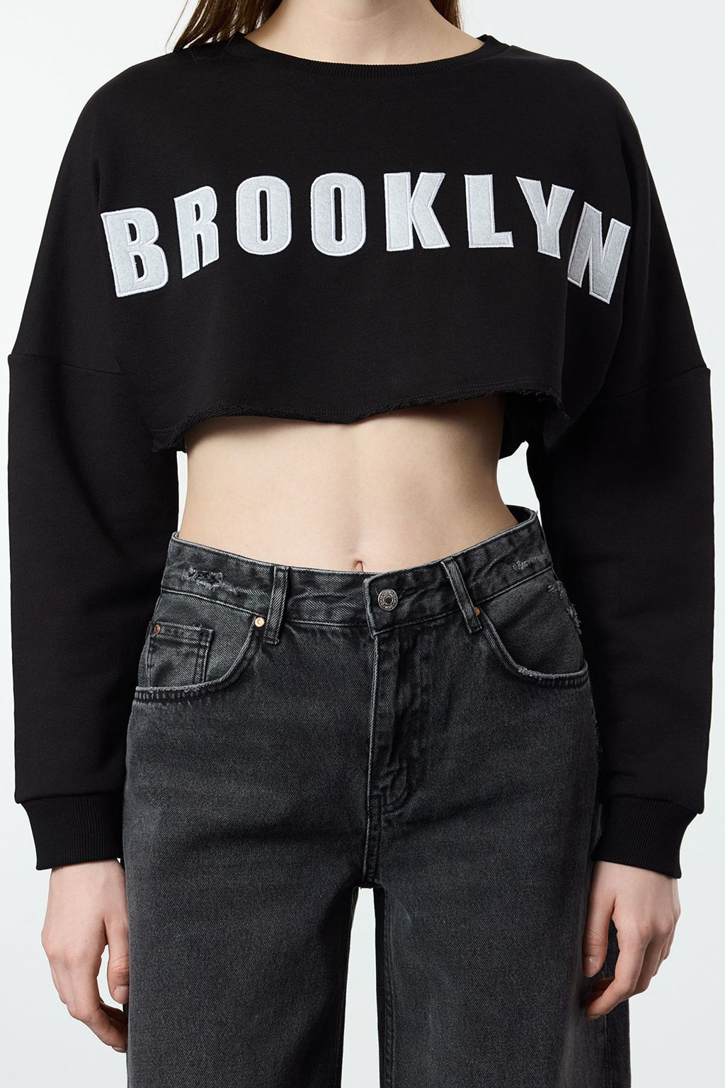 TRENDYOLMILLA Siyah Aplike Nak?sl? Relaxed Super Crop Kal?n Orme Sweatshirt TWOAW25SW00279 фото 9