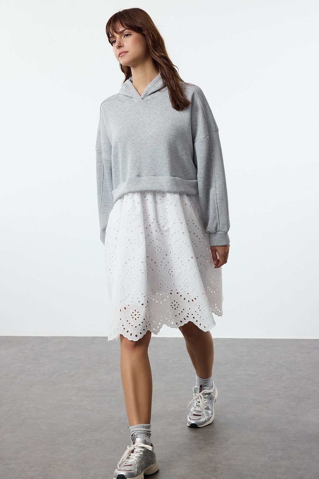 TRENDYOLMILLA Gri Melanj Kapusonlu Fermuarl? Renk Bloklu Brode Detayl? Mini Orme Elbise TWOAW25EL00510