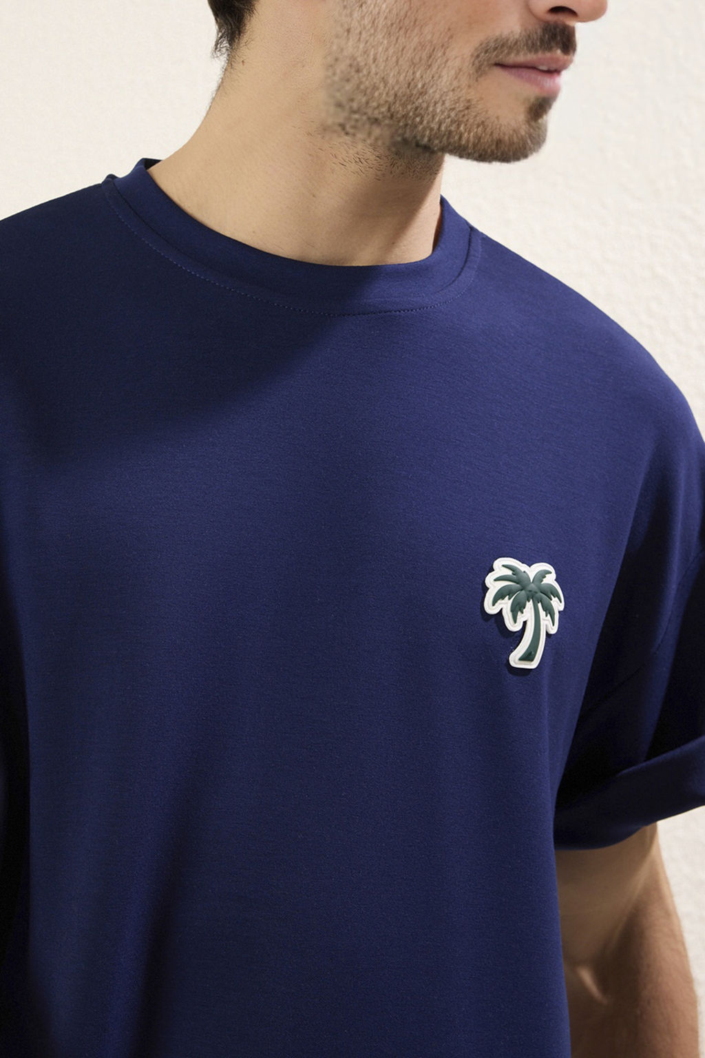 Lacivert Oversize/Genis Kesim Palmiye Patchli Interlok T-Shirt TMNSS25TS00024