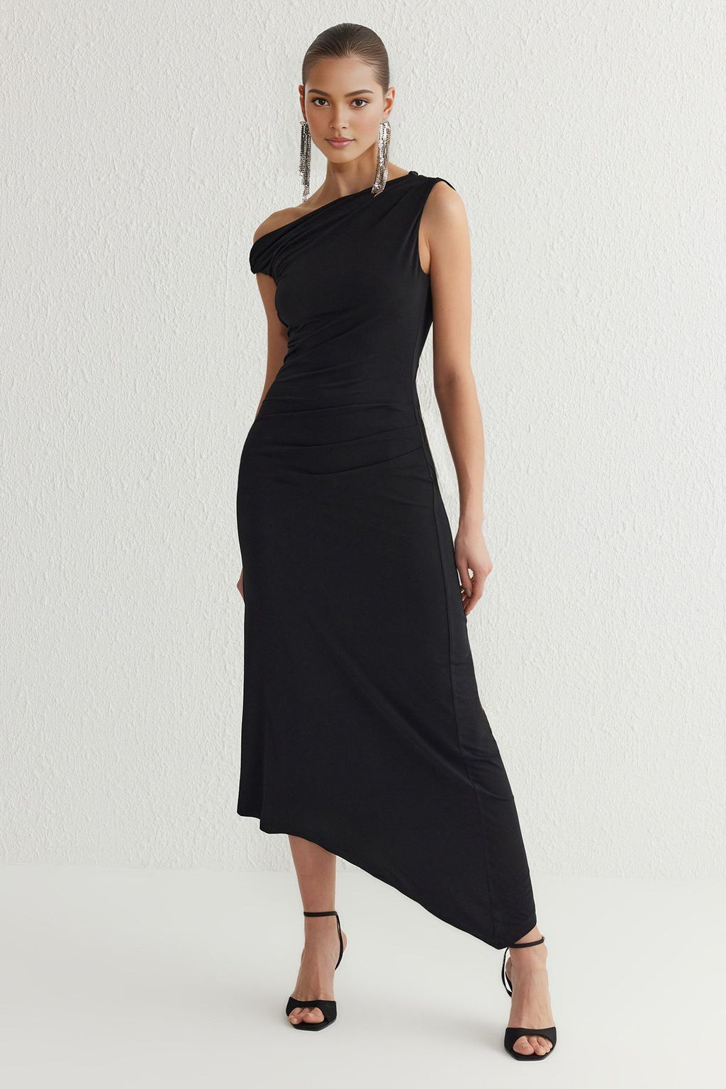 TRENDYOLMILLA Siyah Asimetrik Yaka Orme Elbise TPRSS25EL00102