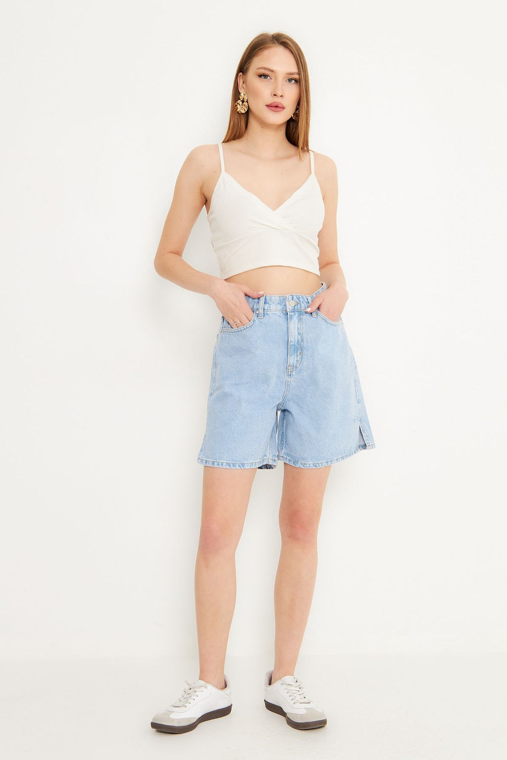 TRENDYOLMILLA Ac?k Mavi Pacas? Y?rtmac Detayl? Denim Bermuda TWOSS25SR00148