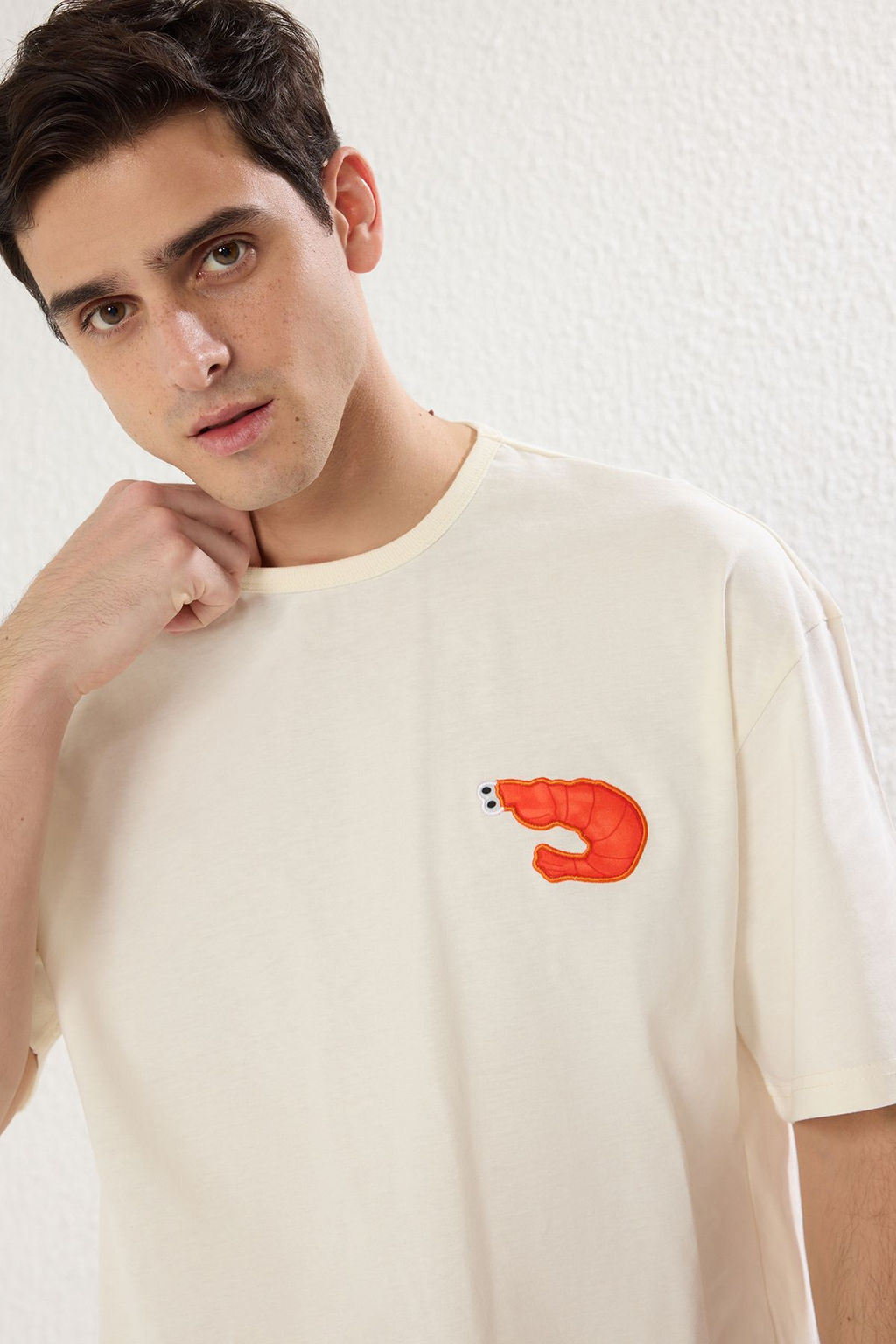 TRENDYOL MAN Ekru Unisex Oversize/Genis Kesim Kabar?k Istakoz Patchli K?sa Kol %100 Pamuk T-Shirt TMNSS25TS00029