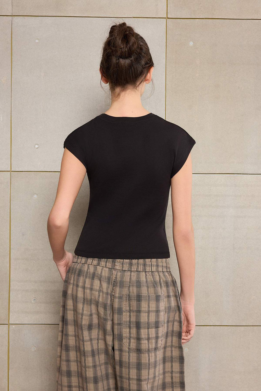 Siyah Fitted/Vucuda Oturan Ay Kol K?sa Kollu Pamuk Ribana Orme T-Shirt TWOSS26TS00020 - Trendyolmilla фото 13