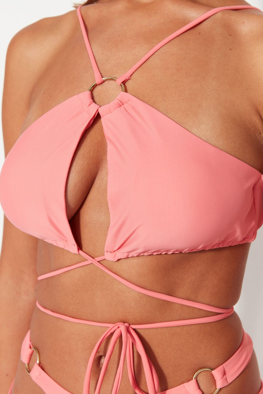 TRENDYOLMILLA Siyah Halter Yaka Aksesuarl? Bikini Ustu TBESS23BU00016  фото 5