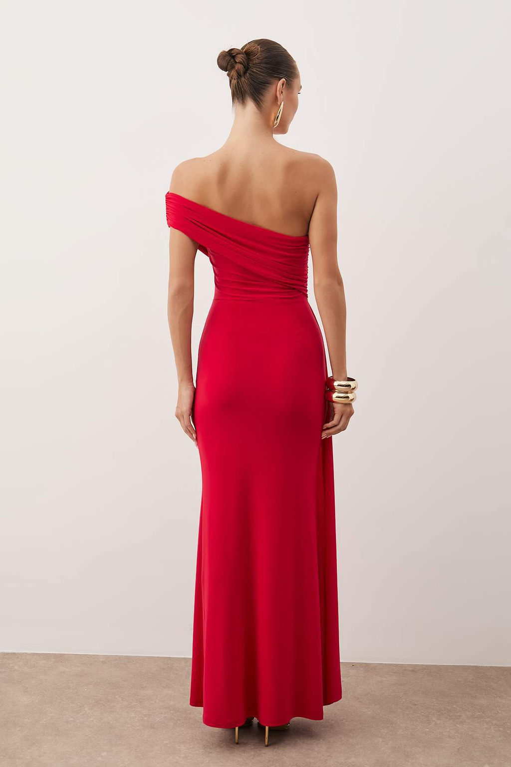 TRENDYOLMILLA Siyah Vucuda Oturan Asimetrik Yaka Bel Detayl? Dokuma Uzun S?k Abiye Elbise TPRSS24AE00225  фото 8